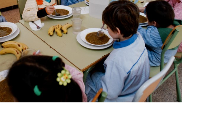 El Ayuntamiento entregará, a partir de mañana, las tarjetas monedero a las familias beneficiarias de las becas de comedor